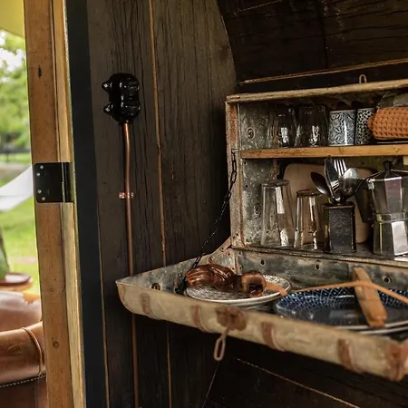Camping Slapen Tussen De Schapen In Tiny Wineyhouse