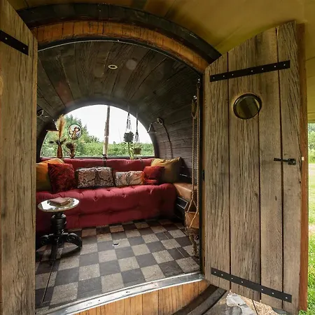 Slapen Tussen De Schapen In Tiny Wineyhouse Camping Zennewijnen