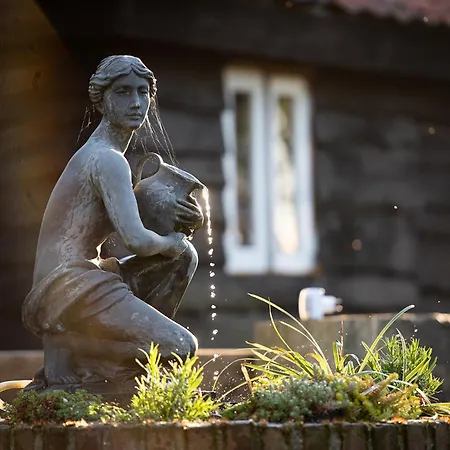 Kemp Tiny Wineyhouse No 1